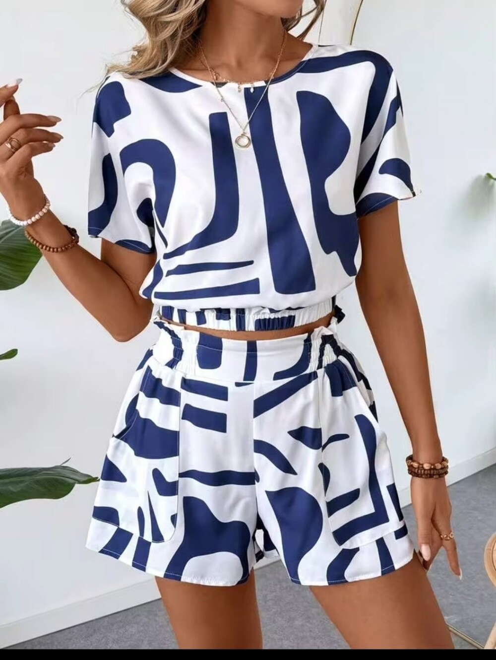 Emery Rose  Crop Top and Shorts Set  With an Abstract Geometric Line Pattern Siz